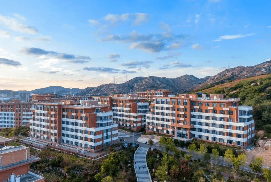 半岛体育全站-青岛黄海气势如虹，镇定迎接挑战！